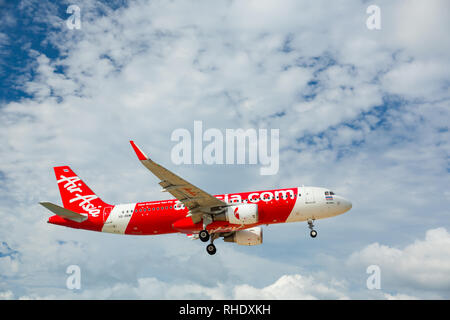 Airbus AirAsia flying overhead Foto Stock