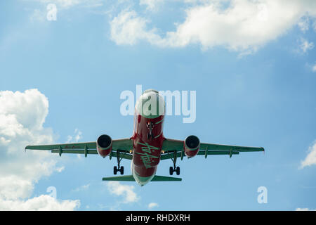 Airbus AirAsia flying overhead Foto Stock