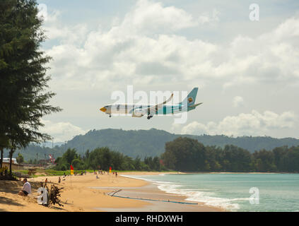 Boeing 737 vola in cielo Foto Stock