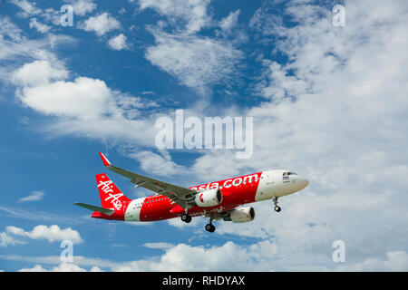 Airbus AirAsia flying overhead Foto Stock