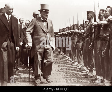 Sir. Winston Churchill, ex primo ministro britannico, rivedendo le truppe a Metz, Francia con statista francese Robert Schuman, un leader nell'integrazione europea dopo la II Guerra Mondiale, il 17 luglio 1946. Foto Stock