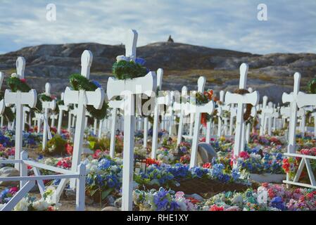 Illulissat, Groenlandia, luglio - luogo di sepoltura - cimitero e croci nel paesaggio della baia di Disko Foto Stock