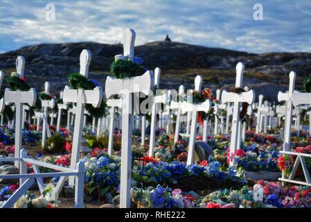 Illulissat, Groenlandia, luglio - luogo di sepoltura - cimitero e croci nel paesaggio della baia di Disko Foto Stock