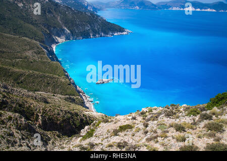 Bel paesaggio con rocce della costa del Mar Ionio nei pressi di Assos villaggio e spiaggia di Myrtos in CEFALLONIA, ISOLE IONIE, Grecia. Foto Stock