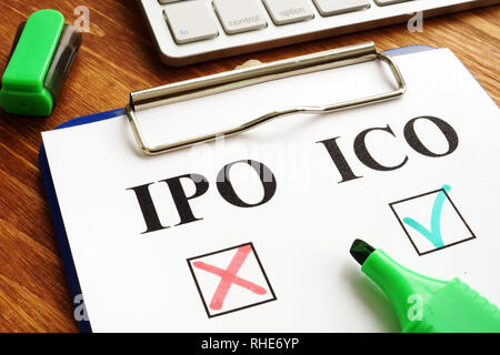 Scelta tra IPO vs ICO. Iniziale offerta di moneta. Foto Stock
