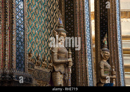 Bangkok in Thailandia, custodi all'ingresso ornato edificio del tempio Foto Stock