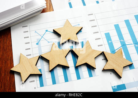 Valutazione di business. Risultati finanziari e cinque stelle. Foto Stock