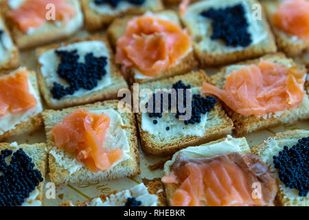 Foto Dettaglio di salmone tartine e caviale Foto Stock