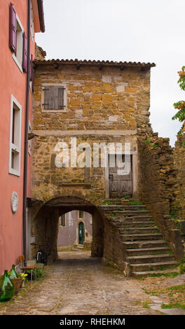 Una strada nello storico borgo collinare di Portole in Istria, Croazia Foto Stock