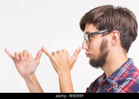 Strano uomo barbuto guy beffardo divertendosi lo stolto su sfondo bianco Foto Stock