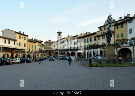 La piazza principale di Greve in Chianti con la chiesa di Santa Croce e il monumento del navigatore Giovanni da Verrazzano, Toscana, Italia Foto Stock