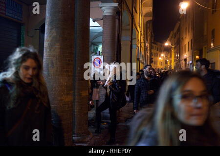 Ragazza con cappello unicorno in via Bologna Foto Stock