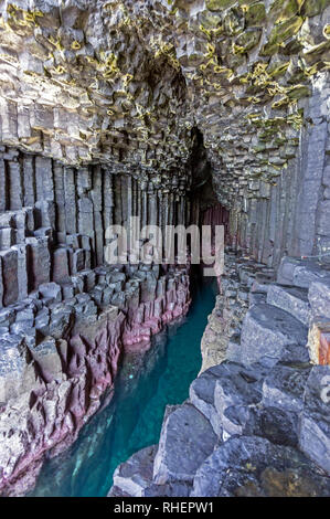 View all'interno di Fingal's Cave sull isola di Staffa Ebridi Interne in Scozia UK Foto Stock