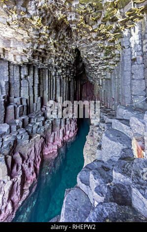 View all'interno di Fingal's Cave sull isola di Staffa Ebridi Interne in Scozia UK Foto Stock