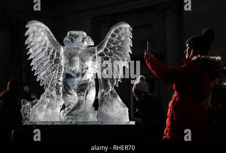 Una donna fotografie di una scultura di ghiaccio di un grifone, parte di York pista di ghiaccio, nello Yorkshire, dopo nevicate di ieri e per tutta la notte dovrebbe portare a un disturbo diffuso. Foto Stock