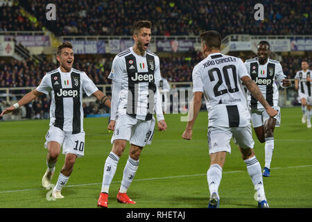 Rodrigo Bentancur della Juventus festeggia con i compagni di team dopo un goal Firenze 01-12-2018 Artemio Franchi Stadium il calcio di Serie A 2018/2019 Foto Stock