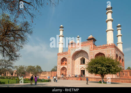 Akbar la tomba in Sikandra al di fuori di Agra completata nel 1613. Akbar noto anche come Akbar il grande è il più famoso degli imperatori Mughal. Foto Stock