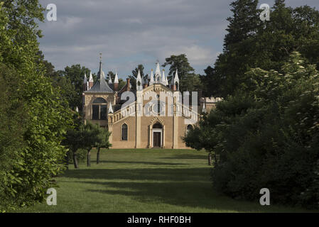 Casa Gotica nel Parco di Wörlitzer che è una parte importante dell'Dessau-Wörlitz Garden Realm, che è un sito patrimonio mondiale in Germania. Foto Stock