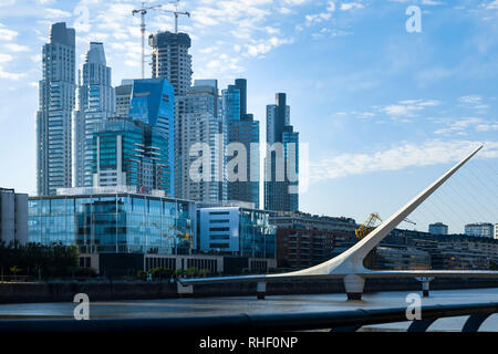 Regione Puerto Madero nella città di Buenos Aires, costa del golfo La Plata. Buenos Aires, Argentina Foto Stock