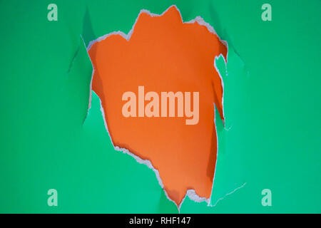Piatto unico lay sfondo con colore carta frammentarie. Verde e arancione. Foto Stock