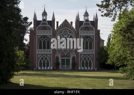 Casa Gotica nel Parco di Wörlitzer che è una parte importante dell'Dessau-Wörlitz Garden Realm, che è un sito patrimonio mondiale in Germania. Foto Stock