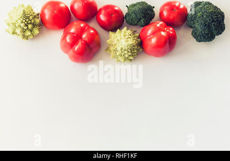 Impianto basato cibo crudo di verdure di stagione sfondo, cibo vegan cottura ingredienti, vista dall'alto Foto Stock