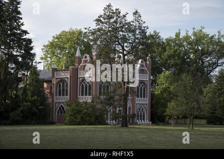 Casa Gotica nel Parco di Wörlitzer che è una parte importante dell'Dessau-Wörlitz Garden Realm, che è un sito patrimonio mondiale in Germania. Foto Stock