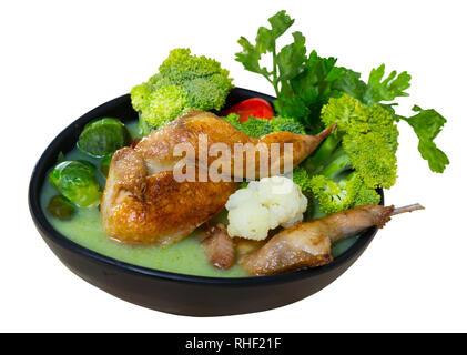 Minestra di crema con quaglie, broccoli, cavolini di Bruxelles e cavolfiori a coppa. Isolato su sfondo bianco Foto Stock