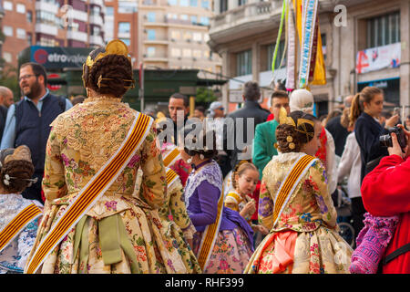 Fallas celebrazione, donna e ragazze abiti tradizionalmente, processione. Celebrazione tenutasi in occasione della commemorazione di San Giuseppe. Falleras. Foto Stock