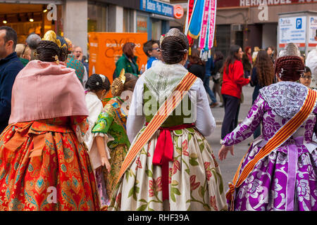 Fallas celebrazione, donna e ragazze abiti tradizionalmente, processione. Celebrazione tenutasi in occasione della commemorazione di San Giuseppe. Falleras. Foto Stock