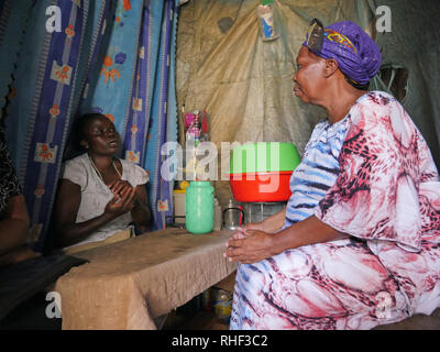 KENYA - Foto di Sean Sprague visitare 'Annabel' 42 chi è sieropositivo e ha tre figli, Mathare slum, Nairobi. Qui con il suo assistente sociale Rose Mwikali. Foto Stock