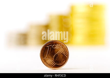 Close up di un centesimo di Euro moneta con denaro sfocata sullo sfondo bianco Foto Stock