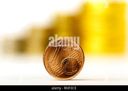 Close up di un centesimo di Euro moneta con denaro sfocata sullo sfondo bianco Foto Stock
