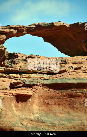 Piccolo ponte in pietra a Wadi Rum desert. L'area protetta elencati come patrimonio mondiale dall' UNESCO, Giordania Foto Stock