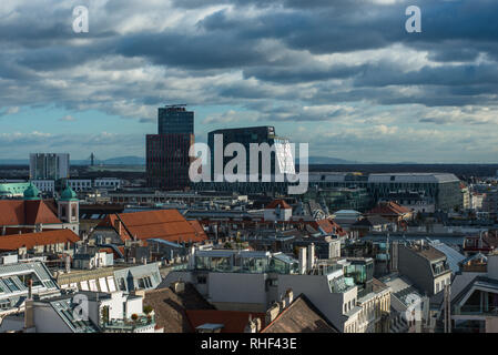 La città di Vienna skyline visto dalla cima del Duomo di Santo Stefano (Stephansdom) Torre Nord. Austria. Foto Stock