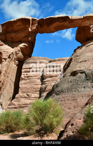 Um Fruth ponte in pietra a Wadi Rum desert. L'area protetta elencati come patrimonio mondiale dall' UNESCO, Giordania Foto Stock