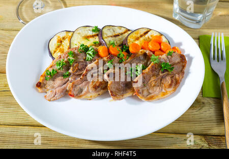 Deliziosi piatti alla griglia marinati costolette di montone con melanzane arrosto e carota Foto Stock