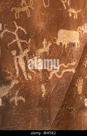 Incisioni rupestri a Newspaper Rock a UT 211 vicino a Monticello, Utah, Stati Uniti d'America Foto Stock