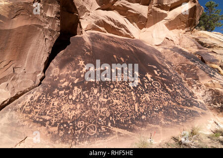 Incisioni rupestri a Newspaper Rock a UT 211 vicino a Monticello, Utah, Stati Uniti d'America Foto Stock