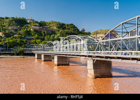 Zhongshan Bridge a Lanzhou (Cina) durante un pomeriggio soleggiato Foto Stock