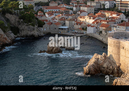 La baia dai forti Bokar e Lawrence da Dubrovnik ha le pareti Foto Stock