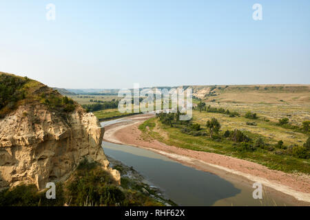 Il piccolo fiume Missouri avvolgimento il suo modo attraverso il Canyon del vento nel Parco nazionale Theodore Roosevelt, North Dakota Foto Stock