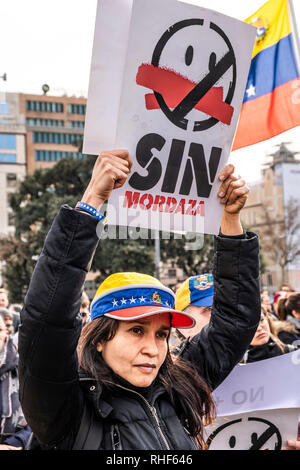 Un manifestante è visto tenendo un cartello per chiedere libertà di espressione senza una gag durante la protesta. I membri della comunità venezuelana in Barcellona che sostengono il presidente ad interim Juan Guaidó sono andati fuori per chiedere libere elezioni in Venezuela. Foto Stock