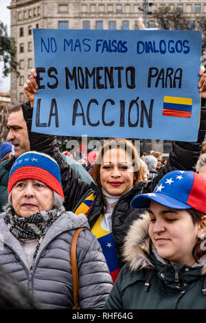 Un manifestante visto tenendo un cartello per chiedere l'azione politica in Venezuela durante la dimostrazione. I membri della comunità venezuelana in Barcellona che sostengono il presidente ad interim Juan Guaidó sono andati fuori per chiedere libere elezioni in Venezuela. Foto Stock