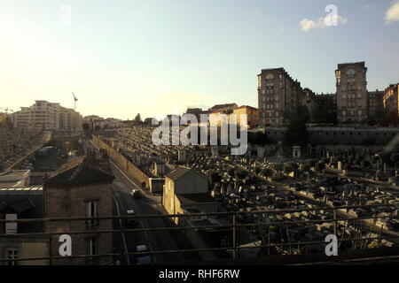 AJAXNETPHOTO. PUTEAUX, PARIS, Francia - luogo di sepoltura - PUTEAUX CIMITIERE ANCIEN (vecchio cimitero a Puteaux) tra SURESNES E PUTEAUX bisecata dalla D104 ROAD. Foto:JONATHAN EASTLAND/AJAX REF:DP81504 244 Foto Stock