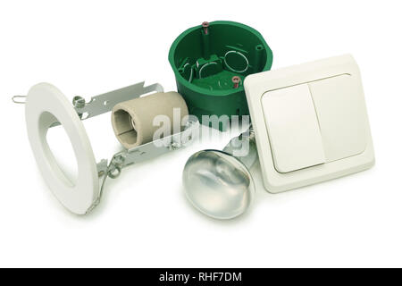 Un insieme di attrezzature per l'installazione dei dispositivi di illuminazione nell'appartamento su sfondo bianco Foto Stock