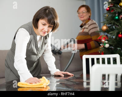 Famiglia amichevole riordino camera prima di Natale Foto Stock