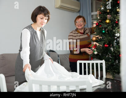 Famiglia amichevole riordino camera prima di Natale Foto Stock