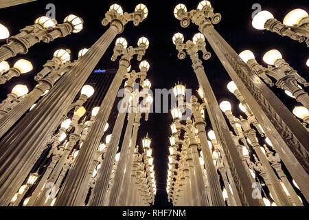 Los Angeles, California, Stati Uniti - 9 Agosto 2018: vista simmetrici urbano della luce di notte, scultura da Chris Burden a Los Angeles Foto Stock