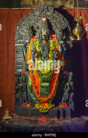 Belavadi, Karnataka, India - 2 Novembre 2013: Veera Narayana Tempio. Tall più importante Narayana statua di Vishnu nel santuario. Decorato in maniera colorata wi Foto Stock